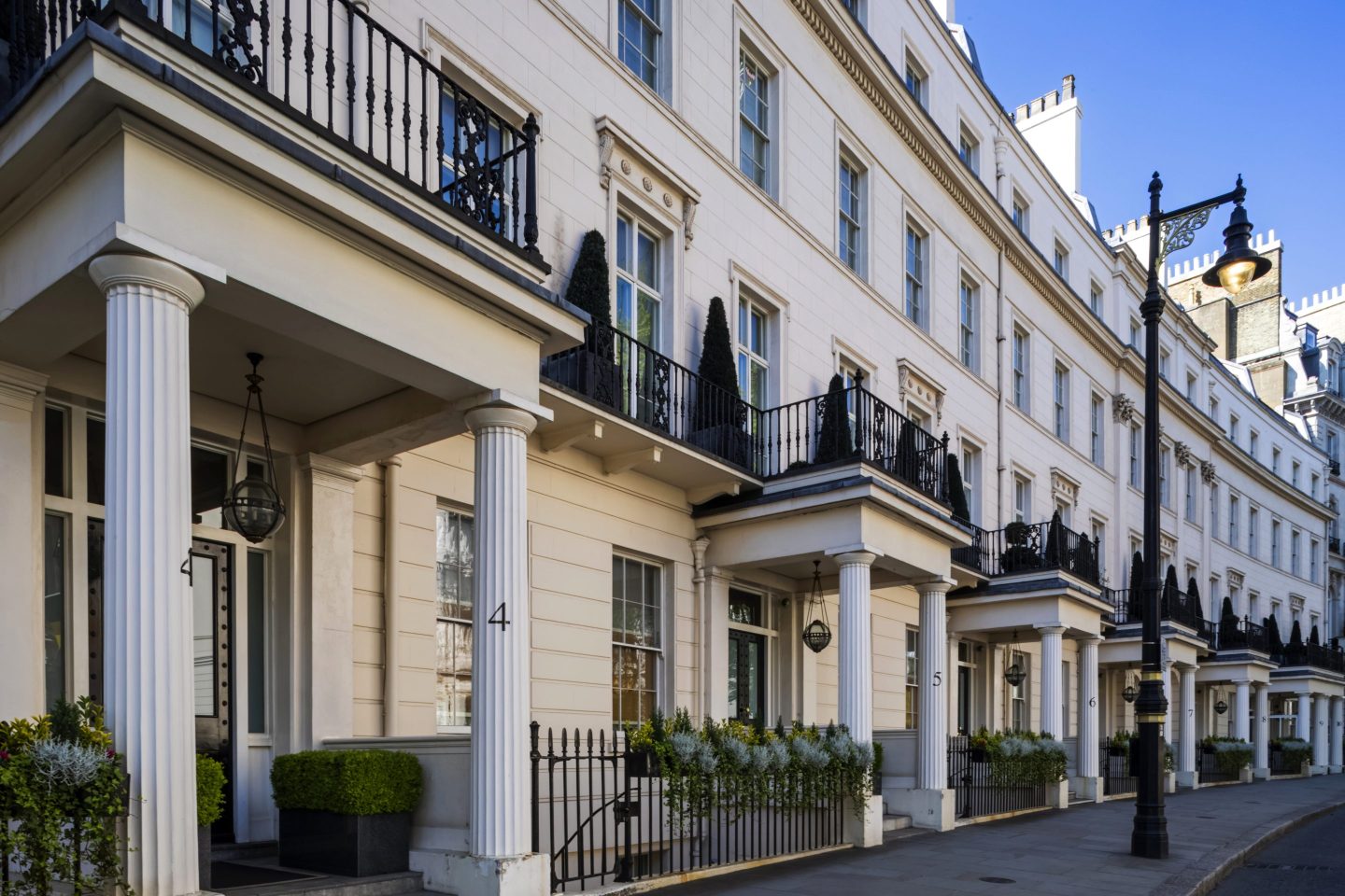 England, London, Westminster, Kensington and Chelsea, Belgravia, Grosvenor Crescent, Residential Housing. (Photo by: Dukas/Universal Images Group via Getty Images)